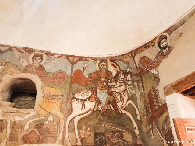 Clipe de răgaz în fața frescelor din biserica Mănăstirii „Sfântul Antonie cel Mare” din Egipt