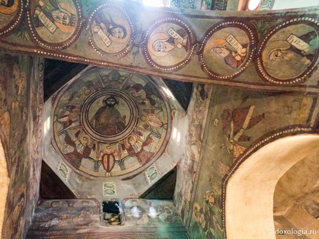 Clipe de răgaz în fața frescelor din biserica Mănăstirii „Sfântul Antonie cel Mare” din Egipt