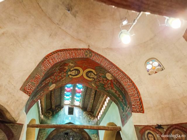 Clipe de răgaz în fața frescelor din biserica Mănăstirii „Sfântul Antonie cel Mare” din Egipt