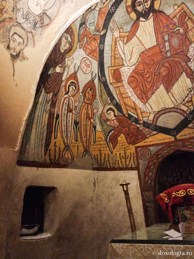 Clipe de răgaz în fața frescelor din biserica Mănăstirii „Sfântul Antonie cel Mare” din Egipt