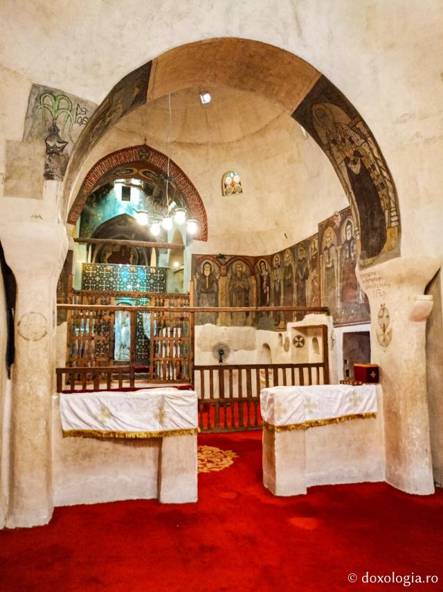 Clipe de răgaz în fața frescelor din biserica Mănăstirii „Sfântul Antonie cel Mare” din Egipt