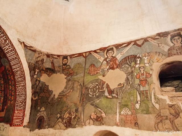 Clipe de răgaz în fața frescelor din biserica Mănăstirii „Sfântul Antonie cel Mare” din Egipt