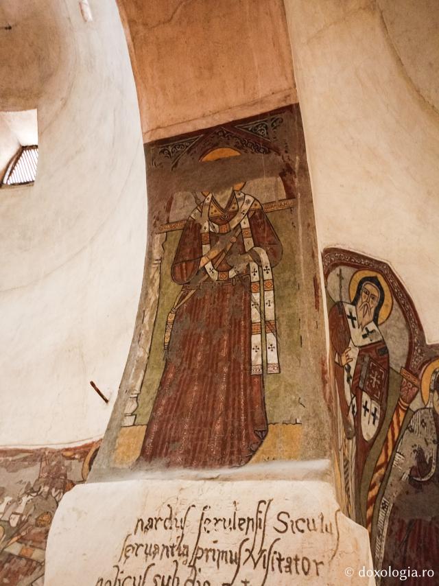 Clipe de răgaz în fața frescelor din biserica Mănăstirii „Sfântul Antonie cel Mare” din Egipt
