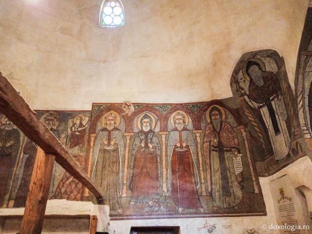 Clipe de răgaz în fața frescelor din biserica Mănăstirii „Sfântul Antonie cel Mare” din Egipt