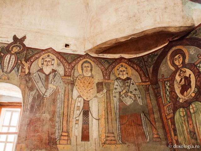 Clipe de răgaz în fața frescelor din biserica Mănăstirii „Sfântul Antonie cel Mare” din Egipt