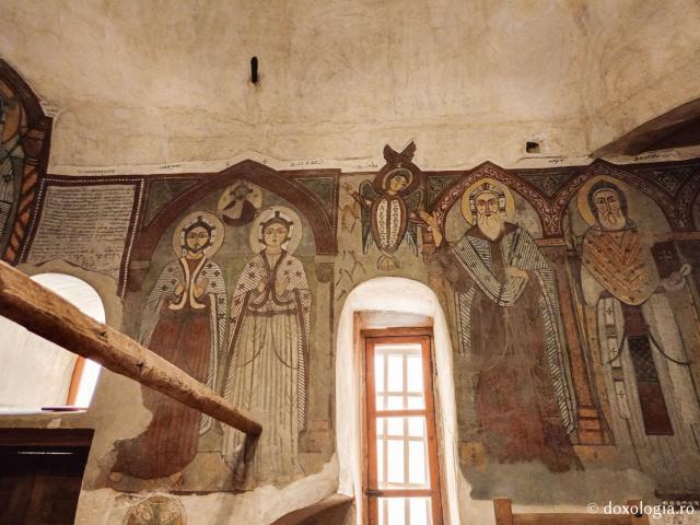 Clipe de răgaz în fața frescelor din biserica Mănăstirii „Sfântul Antonie cel Mare” din Egipt