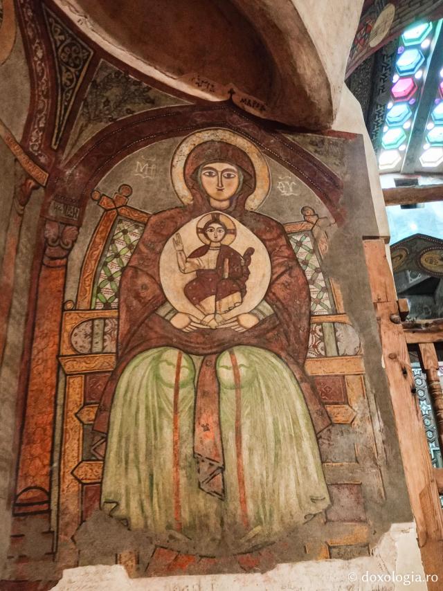 Clipe de răgaz în fața frescelor din biserica Mănăstirii „Sfântul Antonie cel Mare” din Egipt