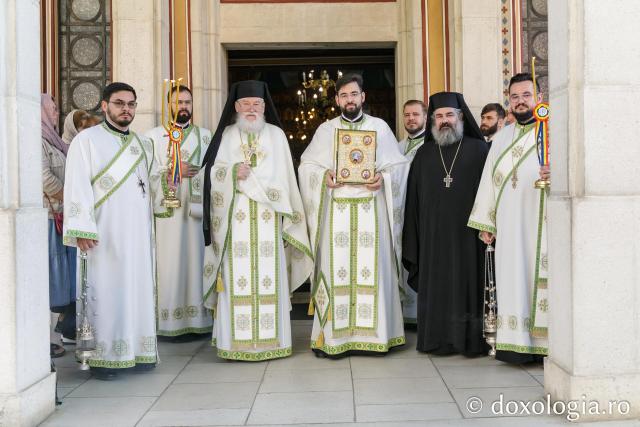 Liturghie arhierească săvârșită de PS Nectarie de Bogdania în ajunul prăznuirii Sfântului Ioan cel Nou / Foto: pr. Silviu Cluci Liturghie arhierească săvârșită de PS Nectarie de Bogdania în ajunul prăznuirii Sfântului Ioan cel Nou