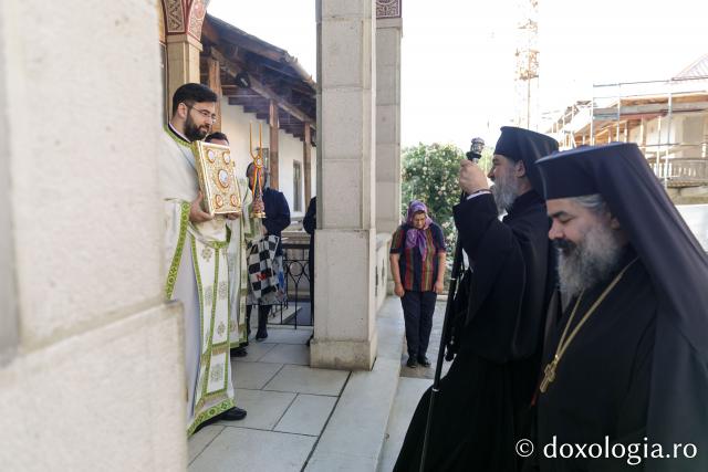 Liturghie arhierească săvârșită de PS Nectarie de Bogdania în ajunul prăznuirii Sfântului Ioan cel Nou / Foto: pr. Silviu Cluci Liturghie arhierească săvârșită de PS Nectarie de Bogdania în ajunul prăznuirii Sfântului Ioan cel Nou