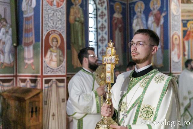 Liturghie arhierească săvârșită de PS Nectarie de Bogdania în ajunul prăznuirii Sfântului Ioan cel Nou / Foto: pr. Silviu Cluci Liturghie arhierească săvârșită de PS Nectarie de Bogdania în ajunul prăznuirii Sfântului Ioan cel Nou