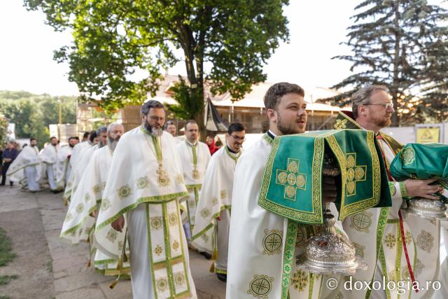 Liturghie arhierească săvârșită de PS Nectarie de Bogdania în ajunul prăznuirii Sfântului Ioan cel Nou / Foto: pr. Silviu Cluci Liturghie arhierească săvârșită de PS Nectarie de Bogdania în ajunul prăznuirii Sfântului Ioan cel Nou