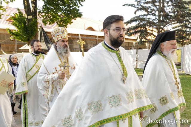 Liturghie arhierească săvârșită de PS Nectarie de Bogdania în ajunul prăznuirii Sfântului Ioan cel Nou / Foto: pr. Silviu Cluci Liturghie arhierească săvârșită de PS Nectarie de Bogdania în ajunul prăznuirii Sfântului Ioan cel Nou
