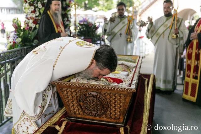 Liturghie arhierească săvârșită de PS Nectarie de Bogdania în ajunul prăznuirii Sfântului Ioan cel Nou / Foto: pr. Silviu Cluci Liturghie arhierească săvârșită de PS Nectarie de Bogdania în ajunul prăznuirii Sfântului Ioan cel Nou