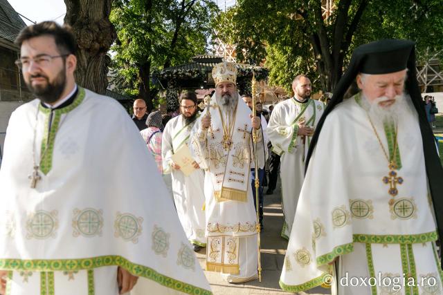 Liturghie arhierească săvârșită de PS Nectarie de Bogdania în ajunul prăznuirii Sfântului Ioan cel Nou / Foto: pr. Silviu Cluci Liturghie arhierească săvârșită de PS Nectarie de Bogdania în ajunul prăznuirii Sfântului Ioan cel Nou