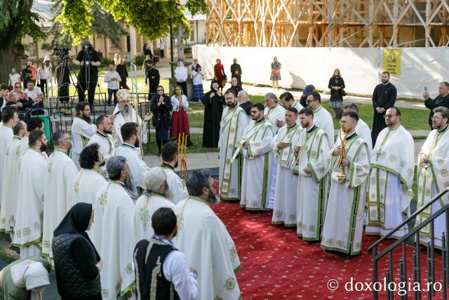 Liturghie arhierească săvârșită de PS Nectarie de Bogdania în ajunul prăznuirii Sfântului Ioan cel Nou / Foto: pr. Silviu Cluci Liturghie arhierească săvârșită de PS Nectarie de Bogdania în ajunul prăznuirii Sfântului Ioan cel Nou