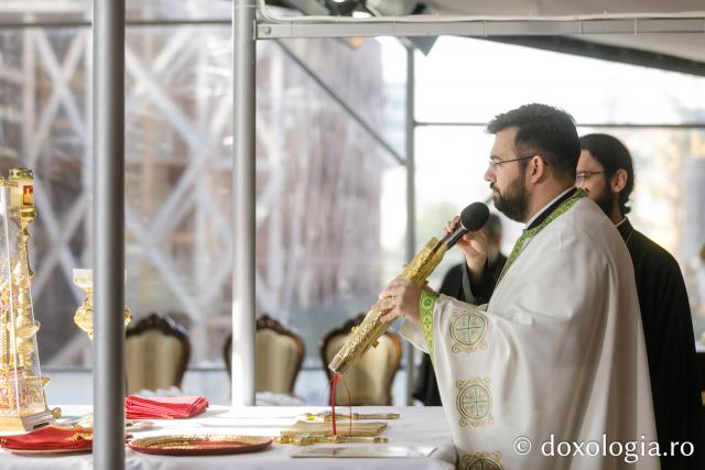Liturghie arhierească săvârșită de PS Nectarie de Bogdania în ajunul prăznuirii Sfântului Ioan cel Nou / Foto: pr. Silviu Cluci Liturghie arhierească săvârșită de PS Nectarie de Bogdania în ajunul prăznuirii Sfântului Ioan cel Nou