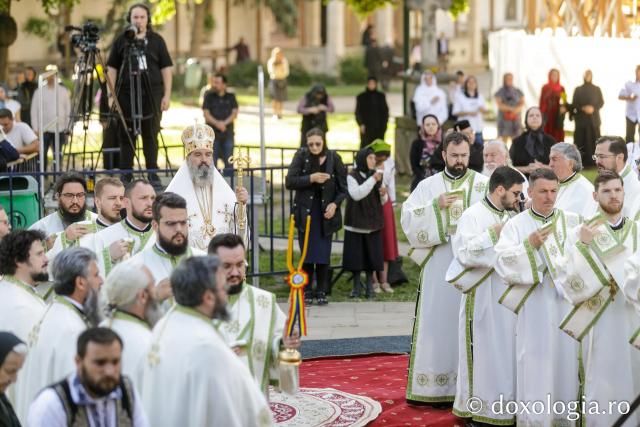 Liturghie arhierească săvârșită de PS Nectarie de Bogdania în ajunul prăznuirii Sfântului Ioan cel Nou / Foto: pr. Silviu Cluci Liturghie arhierească săvârșită de PS Nectarie de Bogdania în ajunul prăznuirii Sfântului Ioan cel Nou