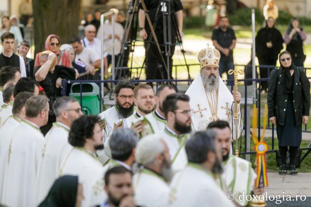 Liturghie arhierească săvârșită de PS Nectarie de Bogdania în ajunul prăznuirii Sfântului Ioan cel Nou / Foto: pr. Silviu Cluci Liturghie arhierească săvârșită de PS Nectarie de Bogdania în ajunul prăznuirii Sfântului Ioan cel Nou
