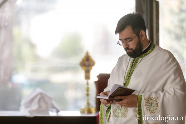 Liturghie arhierească săvârșită de PS Nectarie de Bogdania în ajunul prăznuirii Sfântului Ioan cel Nou / Foto: pr. Silviu Cluci Liturghie arhierească săvârșită de PS Nectarie de Bogdania în ajunul prăznuirii Sfântului Ioan cel Nou