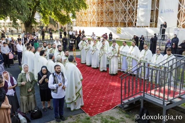 Liturghie arhierească săvârșită de PS Nectarie de Bogdania în ajunul prăznuirii Sfântului Ioan cel Nou / Foto: pr. Silviu Cluci Liturghie arhierească săvârșită de PS Nectarie de Bogdania în ajunul prăznuirii Sfântului Ioan cel Nou