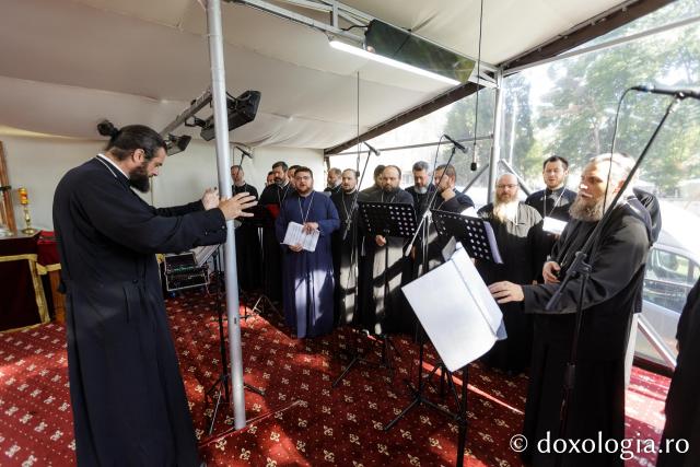 Liturghie arhierească săvârșită de PS Nectarie de Bogdania în ajunul prăznuirii Sfântului Ioan cel Nou / Foto: pr. Silviu Cluci Liturghie arhierească săvârșită de PS Nectarie de Bogdania în ajunul prăznuirii Sfântului Ioan cel Nou