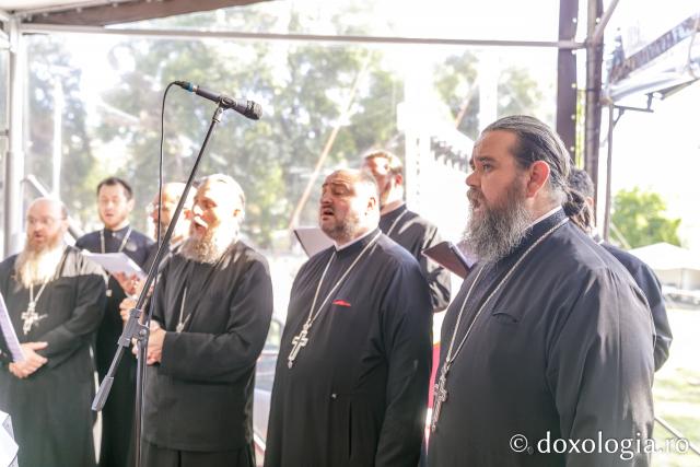 Liturghie arhierească săvârșită de PS Nectarie de Bogdania în ajunul prăznuirii Sfântului Ioan cel Nou / Foto: pr. Silviu Cluci Liturghie arhierească săvârșită de PS Nectarie de Bogdania în ajunul prăznuirii Sfântului Ioan cel NouLiturghie arhierească săvârșită de PS Nectarie de Bogdania în ajunul prăznuirii Sfântului Ioan cel Nou