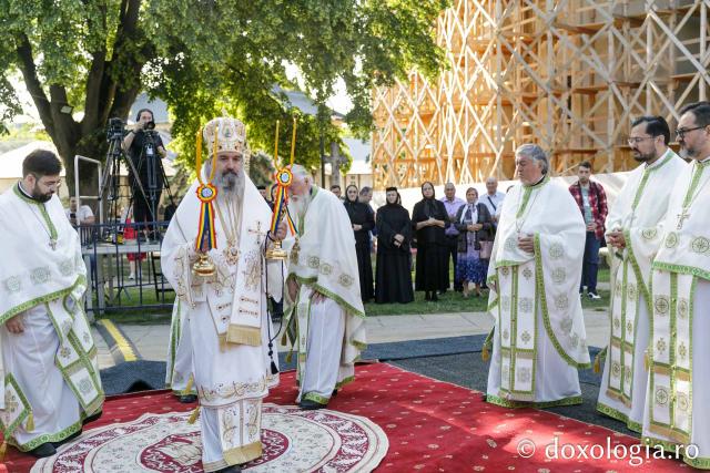 Liturghie arhierească săvârșită de PS Nectarie de Bogdania în ajunul prăznuirii Sfântului Ioan cel Nou / Foto: pr. Silviu Cluci Liturghie arhierească săvârșită de PS Nectarie de Bogdania în ajunul prăznuirii Sfântului Ioan cel Nou