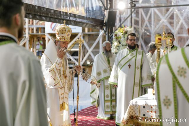 Liturghie arhierească săvârșită de PS Nectarie de Bogdania în ajunul prăznuirii Sfântului Ioan cel Nou / Foto: pr. Silviu Cluci Liturghie arhierească săvârșită de PS Nectarie de Bogdania în ajunul prăznuirii Sfântului Ioan cel Nou