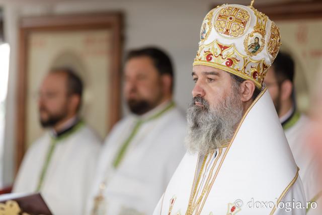 Liturghie arhierească săvârșită de PS Nectarie de Bogdania în ajunul prăznuirii Sfântului Ioan cel Nou / Foto: pr. Silviu Cluci Liturghie arhierească săvârșită de PS Nectarie de Bogdania în ajunul prăznuirii Sfântului Ioan cel Nou