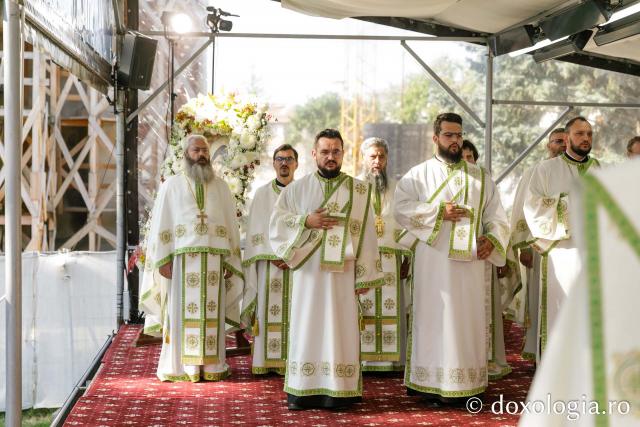 Liturghie arhierească săvârșită de PS Nectarie de Bogdania în ajunul prăznuirii Sfântului Ioan cel Nou / Foto: pr. Silviu Cluci Liturghie arhierească săvârșită de PS Nectarie de Bogdania în ajunul prăznuirii Sfântului Ioan cel Nou