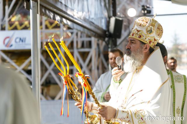 Liturghie arhierească săvârșită de PS Nectarie de Bogdania în ajunul prăznuirii Sfântului Ioan cel Nou / Foto: pr. Silviu Cluci Liturghie arhierească săvârșită de PS Nectarie de Bogdania în ajunul prăznuirii Sfântului Ioan cel Nou