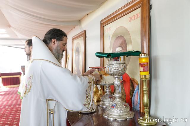 Liturghie arhierească săvârșită de PS Nectarie de Bogdania în ajunul prăznuirii Sfântului Ioan cel Nou / Foto: pr. Silviu Cluci Liturghie arhierească săvârșită de PS Nectarie de Bogdania în ajunul prăznuirii Sfântului Ioan cel Nou