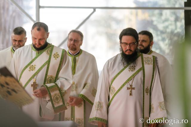 Liturghie arhierească săvârșită de PS Nectarie de Bogdania în ajunul prăznuirii Sfântului Ioan cel Nou / Foto: pr. Silviu Cluci Liturghie arhierească săvârșită de PS Nectarie de Bogdania în ajunul prăznuirii Sfântului Ioan cel Nou