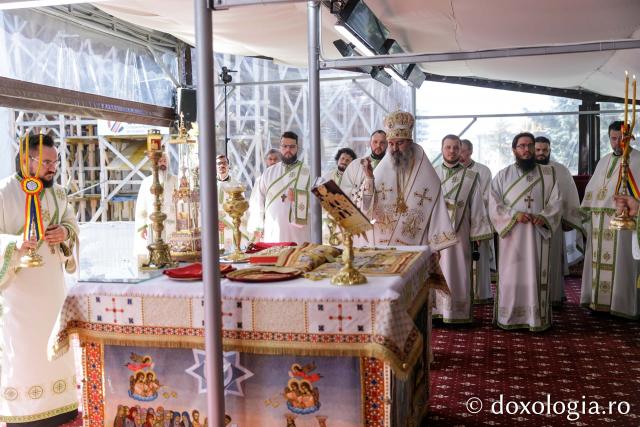 Liturghie arhierească săvârșită de PS Nectarie de Bogdania în ajunul prăznuirii Sfântului Ioan cel Nou / Foto: pr. Silviu Cluci Liturghie arhierească săvârșită de PS Nectarie de Bogdania în ajunul prăznuirii Sfântului Ioan cel Nou
