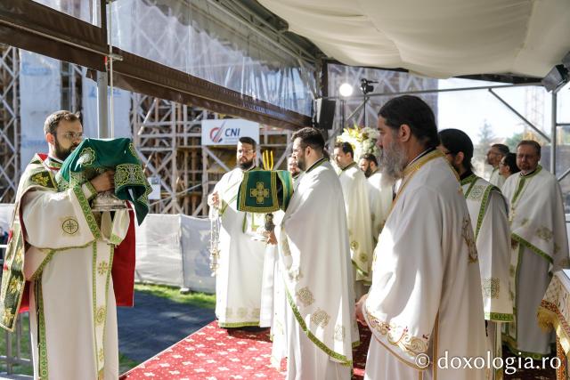 Liturghie arhierească săvârșită de PS Nectarie de Bogdania în ajunul prăznuirii Sfântului Ioan cel Nou / Foto: pr. Silviu Cluci Liturghie arhierească săvârșită de PS Nectarie de Bogdania în ajunul prăznuirii Sfântului Ioan cel Nou