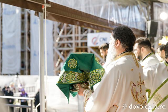 Liturghie arhierească săvârșită de PS Nectarie de Bogdania în ajunul prăznuirii Sfântului Ioan cel Nou / Foto: pr. Silviu Cluci Liturghie arhierească săvârșită de PS Nectarie de Bogdania în ajunul prăznuirii Sfântului Ioan cel Nou