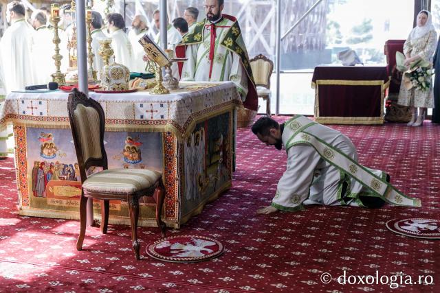 Liturghie arhierească săvârșită de PS Nectarie de Bogdania în ajunul prăznuirii Sfântului Ioan cel Nou / Foto: pr. Silviu Cluci Liturghie arhierească săvârșită de PS Nectarie de Bogdania în ajunul prăznuirii Sfântului Ioan cel Nou