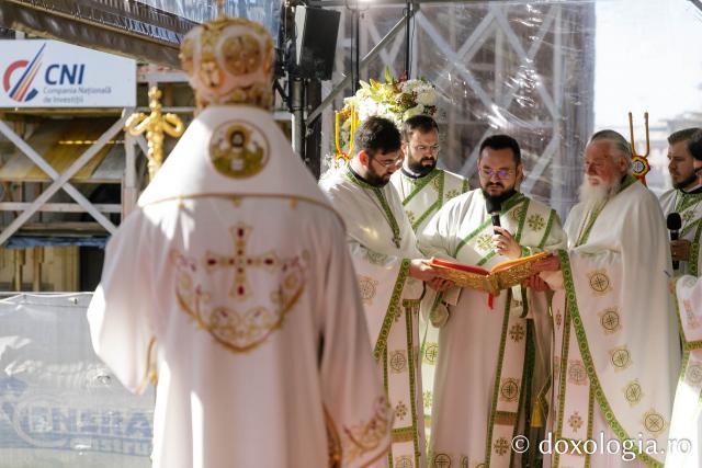 Liturghie arhierească săvârșită de PS Nectarie de Bogdania în ajunul prăznuirii Sfântului Ioan cel Nou / Foto: pr. Silviu Cluci Liturghie arhierească săvârșită de PS Nectarie de Bogdania în ajunul prăznuirii Sfântului Ioan cel Nou