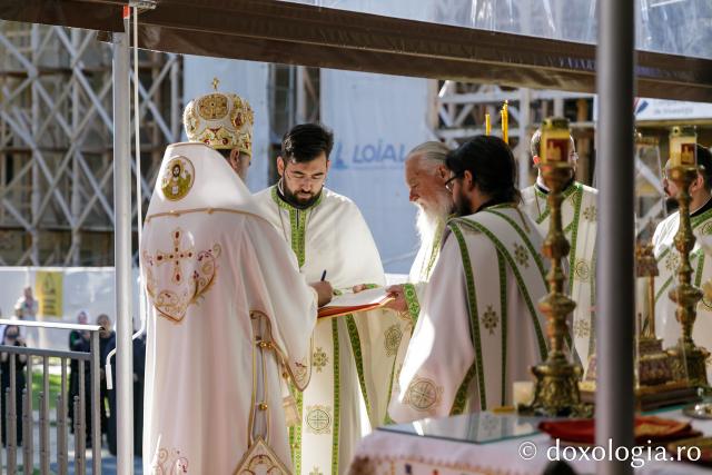 Liturghie arhierească săvârșită de PS Nectarie de Bogdania în ajunul prăznuirii Sfântului Ioan cel Nou / Foto: pr. Silviu Cluci Liturghie arhierească săvârșită de PS Nectarie de Bogdania în ajunul prăznuirii Sfântului Ioan cel Nou