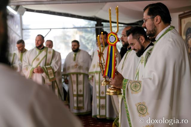 Liturghie arhierească săvârșită de PS Nectarie de Bogdania în ajunul prăznuirii Sfântului Ioan cel Nou / Foto: pr. Silviu Cluci Liturghie arhierească săvârșită de PS Nectarie de Bogdania în ajunul prăznuirii Sfântului Ioan cel Nou