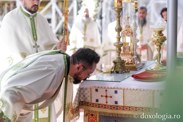 Liturghie arhierească săvârșită de PS Nectarie de Bogdania în ajunul prăznuirii Sfântului Ioan cel Nou / Foto: pr. Silviu Cluci Liturghie arhierească săvârșită de PS Nectarie de Bogdania în ajunul prăznuirii Sfântului Ioan cel Nou
