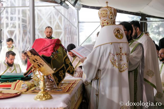Liturghie arhierească săvârșită de PS Nectarie de Bogdania în ajunul prăznuirii Sfântului Ioan cel Nou / Foto: pr. Silviu Cluci Liturghie arhierească săvârșită de PS Nectarie de Bogdania în ajunul prăznuirii Sfântului Ioan cel Nou