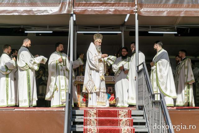 Liturghie arhierească săvârșită de PS Nectarie de Bogdania în ajunul prăznuirii Sfântului Ioan cel Nou / Foto: pr. Silviu Cluci Liturghie arhierească săvârșită de PS Nectarie de Bogdania în ajunul prăznuirii Sfântului Ioan cel Nou