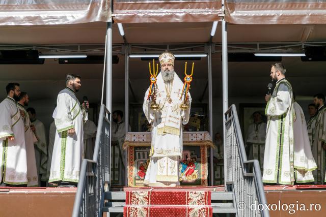 Liturghie arhierească săvârșită de PS Nectarie de Bogdania în ajunul prăznuirii Sfântului Ioan cel Nou / Foto: pr. Silviu Cluci Liturghie arhierească săvârșită de PS Nectarie de Bogdania în ajunul prăznuirii Sfântului Ioan cel Nou
