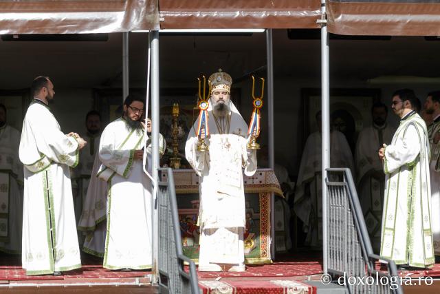 Liturghie arhierească săvârșită de PS Nectarie de Bogdania în ajunul prăznuirii Sfântului Ioan cel Nou / Foto: pr. Silviu Cluci Liturghie arhierească săvârșită de PS Nectarie de Bogdania în ajunul prăznuirii Sfântului Ioan cel Nou