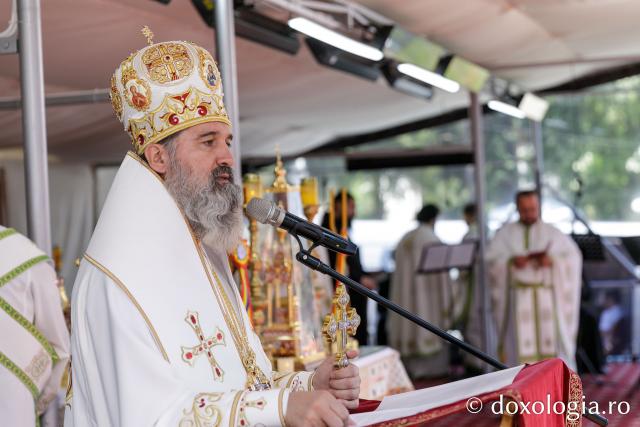 Liturghie arhierească săvârșită de PS Nectarie de Bogdania în ajunul prăznuirii Sfântului Ioan cel Nou / Foto: pr. Silviu Cluci Liturghie arhierească săvârșită de PS Nectarie de Bogdania în ajunul prăznuirii Sfântului Ioan cel Nou