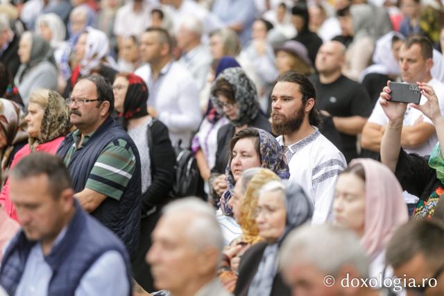 Pelerini uniți în rugăciune, acasă la Sfântul Ioan cel Nou