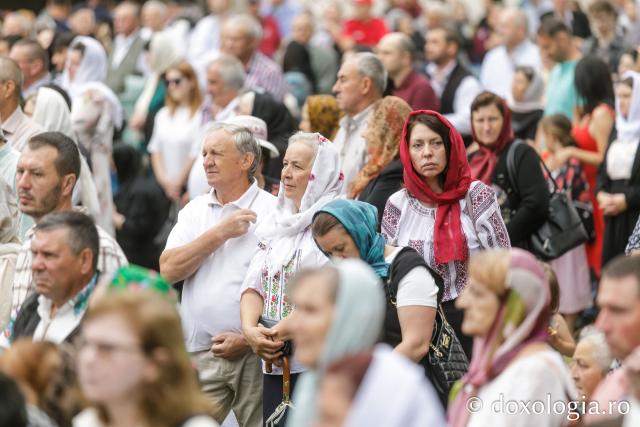 Pelerini uniți în rugăciune, acasă la Sfântul Ioan cel Nou