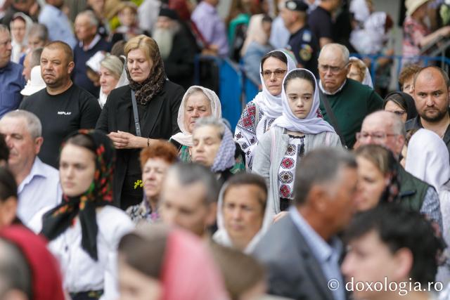 Pelerini uniți în rugăciune, acasă la Sfântul Ioan cel Nou