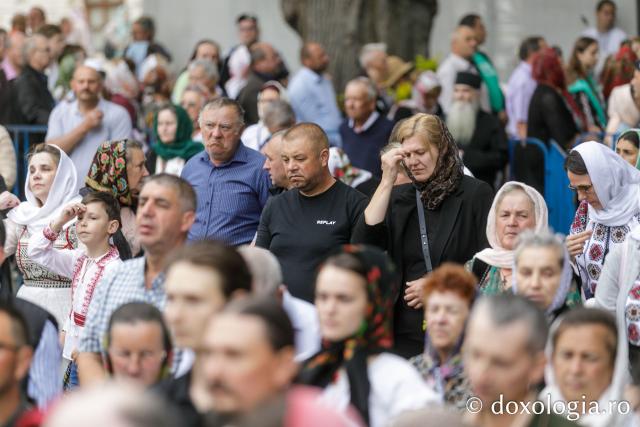 Pelerini uniți în rugăciune, acasă la Sfântul Ioan cel Nou